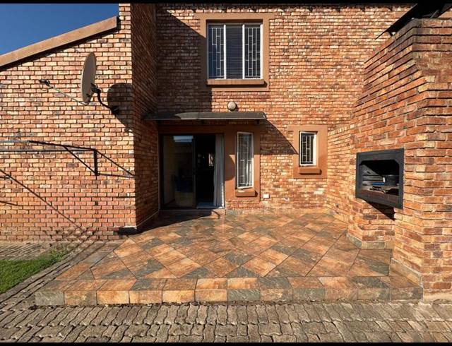 3 BEDROOM TOWNHOUSE FOR SALE IN EDLEEN